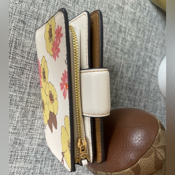 $99 CIACH women’s In Signature Canvas Medium Corner Zip wallet Floral print - Picture 5 of 6